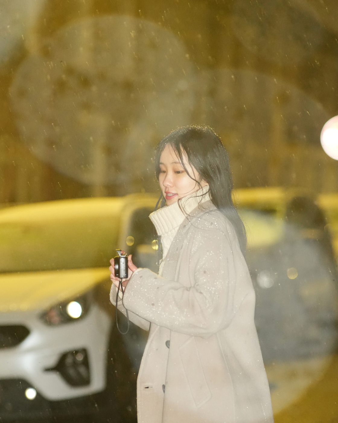 Xiangyu Rosaline Xiao holding a camera in falling snow